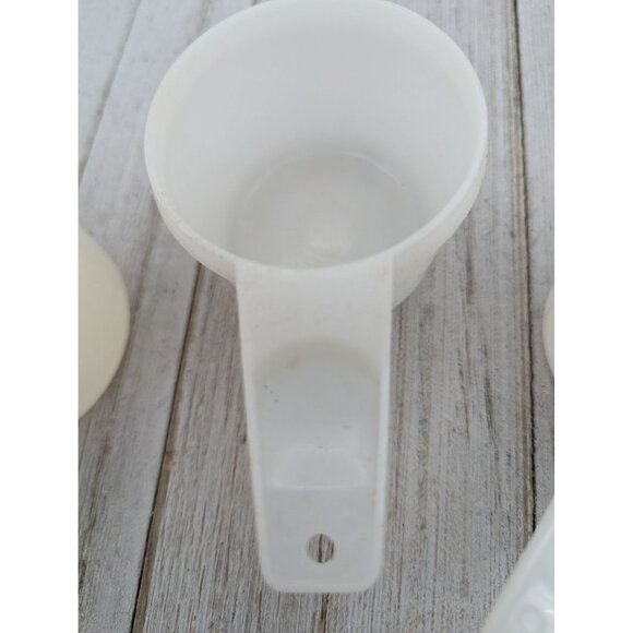 Vintage Tupperware 3 Piece Nesting Hanging Measuring Cups White - Picture 4 of 6